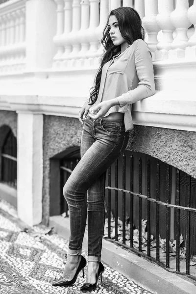 Mujer joven hispana vistiendo ropa casual en el fondo urbano — Foto de Stock