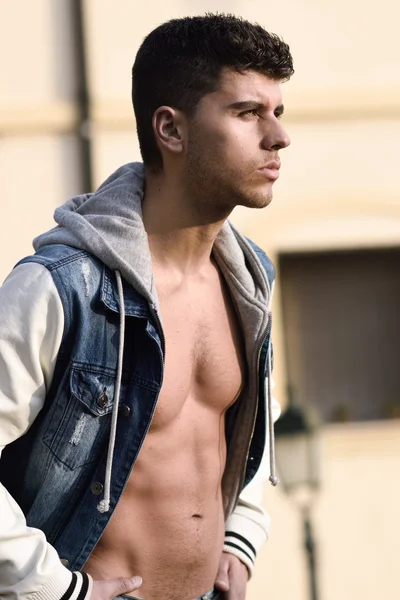 Handsome young man with blue eyes posing in urban background — Stock Photo, Image