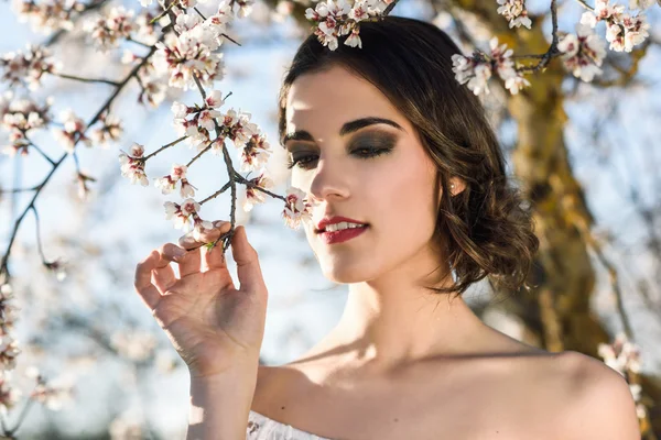 Retrato de mujer joven en el jardín florecido en la primavera tim — Foto de Stock