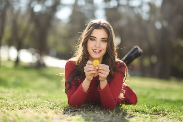 Woman rest in the park with dandelions — Stock Photo, Image