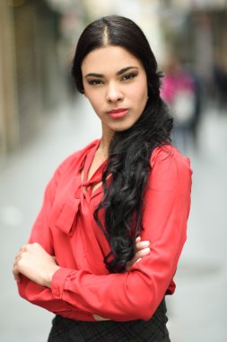 Kentsel arka planda İspanyol hostes