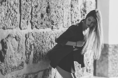 Sarışın kız kentsel arka plan