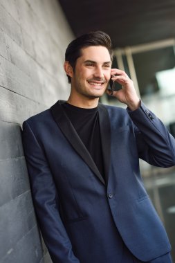 telefonda bir ofis binası içinde çekici genç işadamı