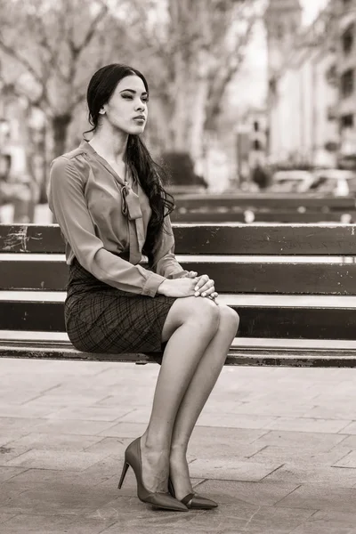 Hispanic stewardess in stedelijke achtergrond — Stockfoto