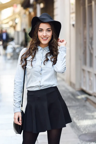 Vrouw in stedelijke achtergrond dragen casual kleding — Stockfoto