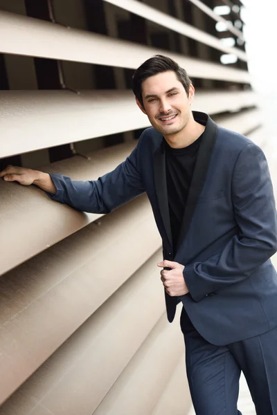 Handsome man, model of fashion, wearing modern suit. — Stock Photo, Image