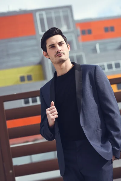 Schöner Mann, Modell der Mode, im modernen Anzug. — Stockfoto