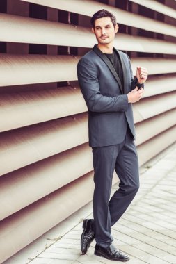 Yakışıklı adam, moda, modern takım elbise modeli.