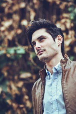 çekici genç yakışıklı adam, kentsel backgro moda model