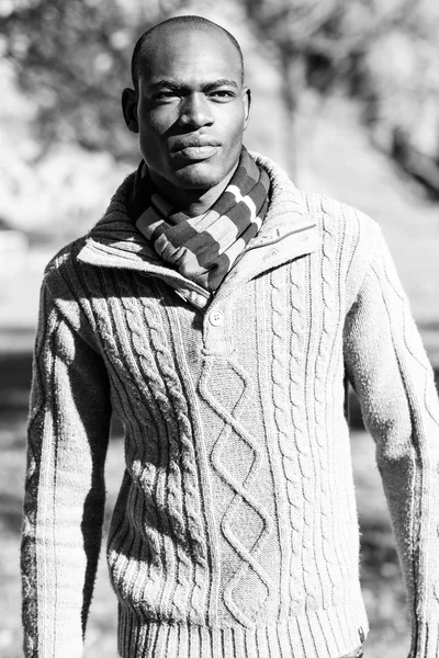 Černý muž nosí ležérní oblečení v městském prostředí — Stock fotografie