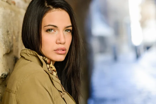 Young woman with green eyes in urban background — Stock Photo, Image