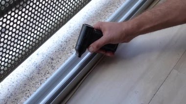 Bu, geniş bir yelpazedeki toprak ve enkazı verimli bir şekilde temizlemek için tasarlanmış özel bir vakum aracını kullanan kapsamlı bir temizlik metodunu gösteren bir gösteridir.