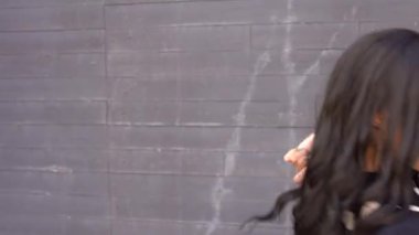 Sokakta dans eden genç siyahi kadın, çok gösterişli kıyafetler giyiyor. Gençlik hayatı ve iyi titreşimler kavramı.