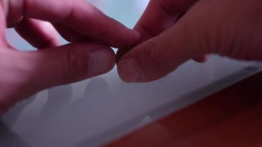 Bu dizide, düz bir yüzeye düşmeden önce havada zarifçe dönen ve hareketi ve dengeyi büyüleyici bir şekilde gösteren çevik parmaklarla ustalıkla döndürülmüş bir bozuk para görülüyor.