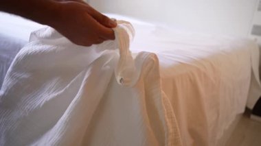 Çarşaflarınızı katlamak ve güvenli bir şekilde düzenlemek için uygun tekniği keşfedin. Bu kapsamlı adım rehberini kullanın. Düzenli, düzenli ve rahat bir yatak bul.