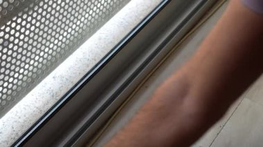 Bu rehber, pencere çerçeveleri ve silindirleri için tasarlanmış etkili temizlik yöntemlerini göstermeye odaklanmıştır. Bakış açınızı geliştiren titiz ve ışıl ışıl bir bitiş sağlar.