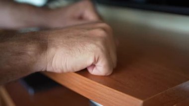 Nazik bir el, güzel işlenmiş ahşap bir masanın cilalı yüzeyini okşar, hem elin hem de ahşap tahılın karmaşık dokusunu gözler önüne serer, sahneleri estetik açıdan daha çekici kılar.