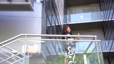 Sokakta dans eden genç siyahi kadın, çok gösterişli kıyafetler giyiyor. Gençlik hayatı ve iyi titreşimler kavramı.