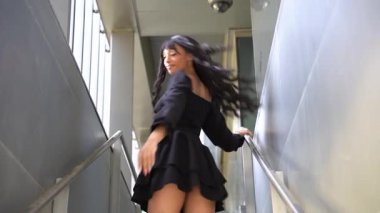 Sokakta dans eden genç siyahi kadın, çok gösterişli kıyafetler giyiyor. Gençlik hayatı ve iyi titreşimler kavramı.