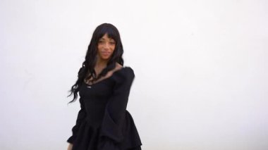 Sokakta dans eden genç siyahi kadın, çok gösterişli kıyafetler giyiyor. Gençlik hayatı ve iyi titreşimler kavramı.