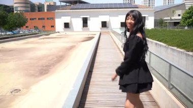 Sokakta dans eden genç siyahi kadın, çok gösterişli kıyafetler giyiyor. Gençlik hayatı ve iyi titreşimler kavramı.