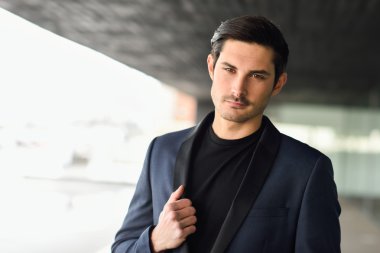 Yakışıklı adam, moda, modern takım elbise modeli.