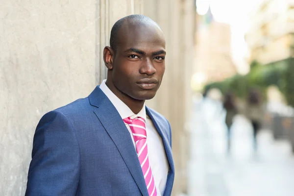 Hombre negro guapo vistiendo traje en fondo urbano —  Fotos de Stock