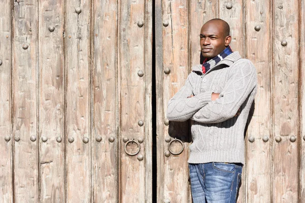 Hombre negro vistiendo ropa casual en el fondo urbano —  Fotos de Stock