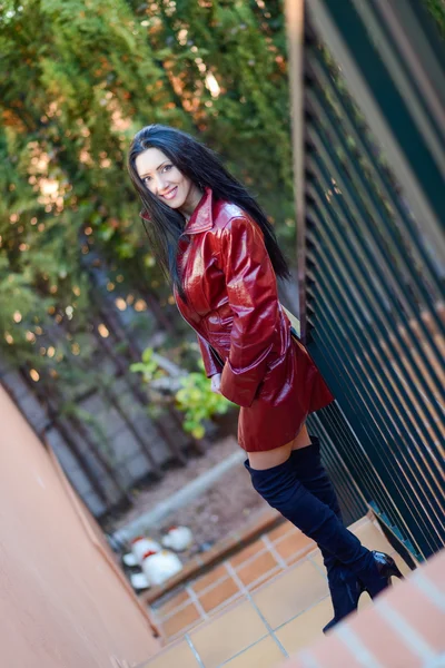 Hermosa mujer con el pelo largo en el fondo urbano —  Fotos de Stock