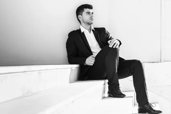 Jonge zakenman in de buurt van een kantoorgebouw dragen zwart pak — Stockfoto