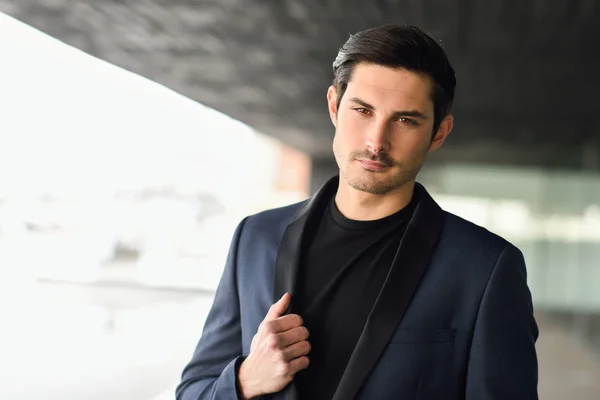 Handsome man, model of fashion, wearing modern suit. — Stock Photo, Image