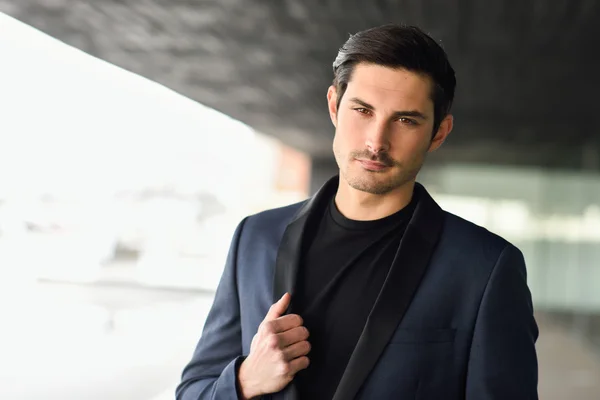 Schöner Mann, Modell der Mode, im modernen Anzug. — Stockfoto