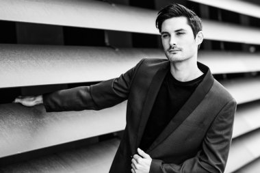 Yakışıklı adam, moda, modern takım elbise modeli.