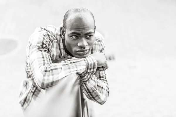 Black man wearing casual clothes in urban background — Stock Photo, Image