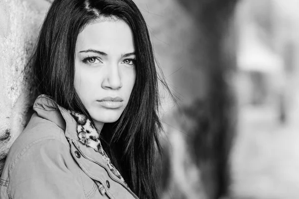 Mujer joven con ojos verdes en el fondo urbano —  Fotos de Stock