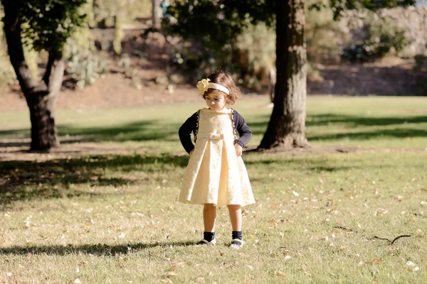 Bambina che corre e gioca nel parco — Foto Stock