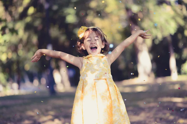 Маленька дівчинка біжить і грає в парку — стокове фото