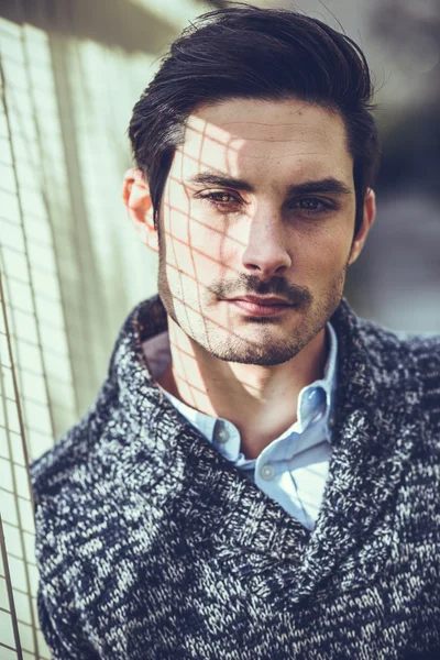 Attraktiver junger gutaussehender Mann, Modell der Mode im urbanen Backgro — Stockfoto