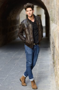 çekici genç yakışıklı adam, kentsel backgro moda model