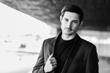 Yakışıklı adam, moda, modern takım elbise modeli.