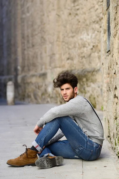 Man wearing suspenders in urban background — Stock Photo, Image