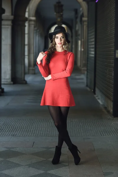 Woman in urban background wearing casual clothes — Stock Photo, Image