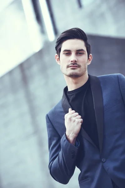 Handsome man, model of fashion, wearing modern suit. — Stock Photo, Image