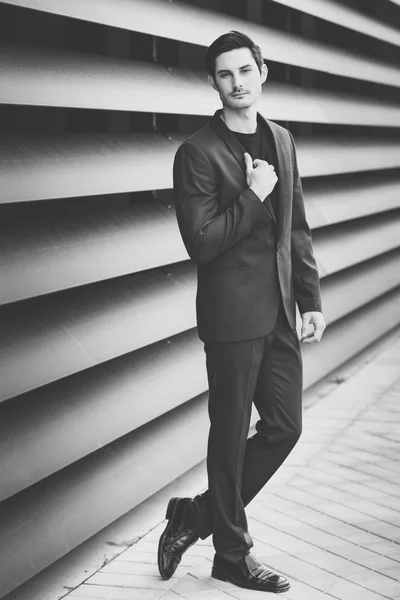 Pohledný muž, model módní, moderní oblek. — Stock fotografie