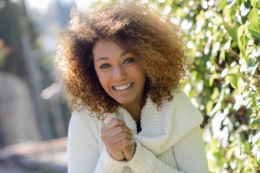 Afro saç modeli ve yeşil gözleri ile genç Afro-Amerikan kız