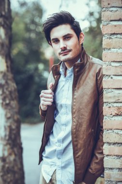 çekici genç yakışıklı adam, kentsel backgro moda model