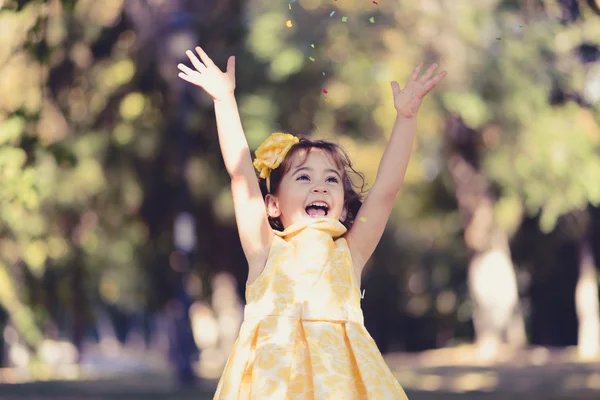 Menina correndo e brincando no parque — Fotografia de Stock