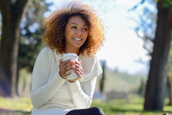 Giovane ragazza afro-americana con acconciatura afro con tazza di caffè — Foto Stock