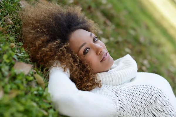 Joven chica afroamericana con peinado afro y ojos verdes —  Fotos de Stock