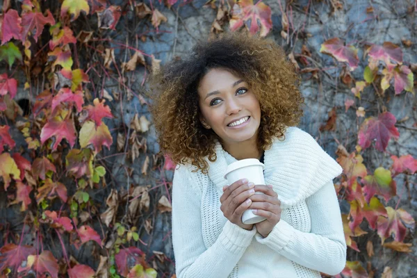 Young African American girl with afro hairstyle with coffee cup — Stock Photo, Image